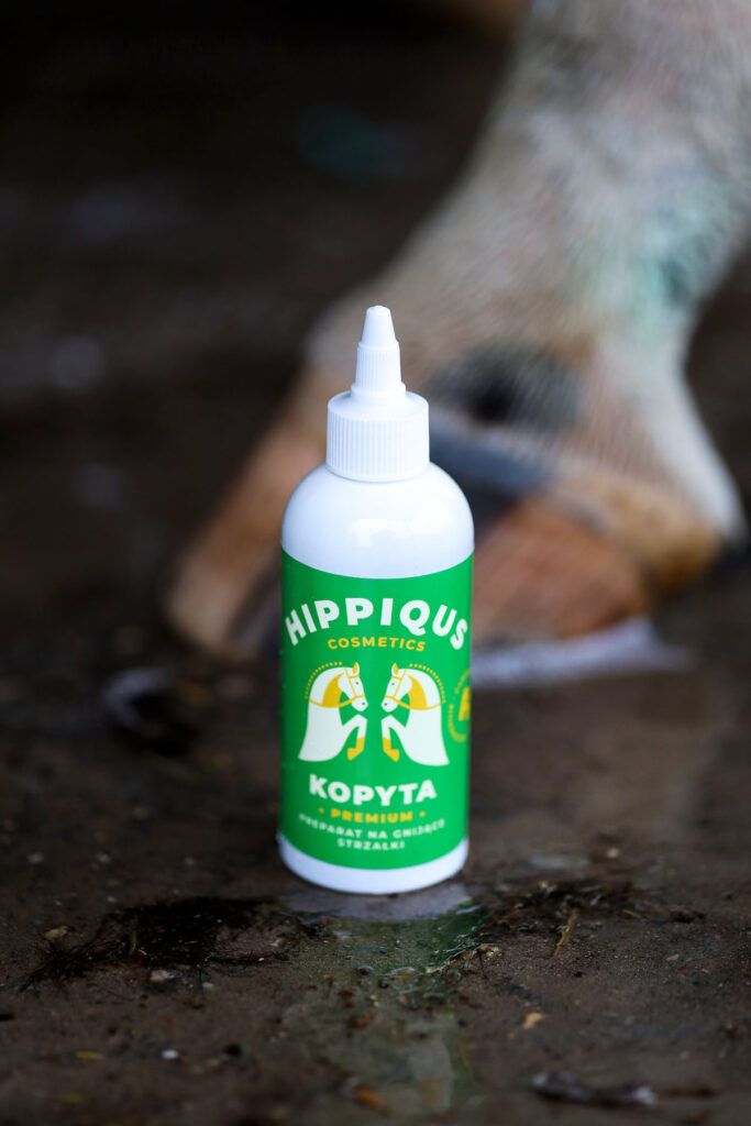 preparat na gnijące strzałki i kopyta Kopyta Premium hippicus cosmetics, płyn do pielęgnacji i ochrony podeszwy kopyt oraz strzałki