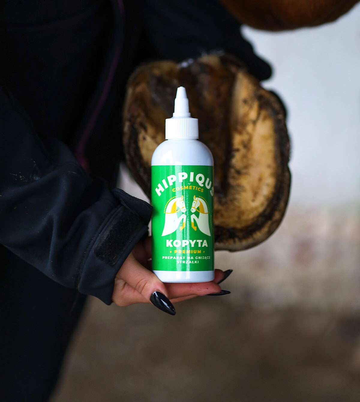 preparat na gnijące strzałki i kopyta Kopyta Premium hippicus cosmetics, płyn do pielęgnacji i ochrony podeszwy kopyt oraz strzałki
